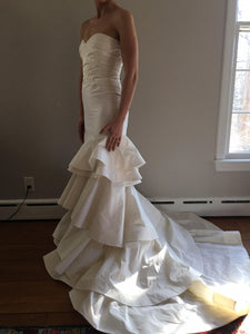 Oscar de la Renta '22n07' size 2 new wedding dress side view on bride