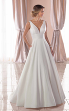 Load image into Gallery viewer, Stella York &#39;6758&#39; size 4 used wedding dress front view on model
