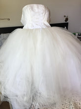 Load image into Gallery viewer, Richard Glasgow &#39;Tulle&#39; size 8 used wedding dress front view 
