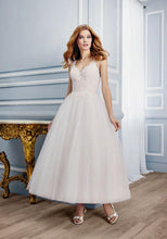 Load image into Gallery viewer, Moonlight &#39;Tango T750&#39; size 6 new wedding dress front view on model
