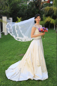 Judd Waddell 'Gwen' size 6 used wedding dress side view on bride