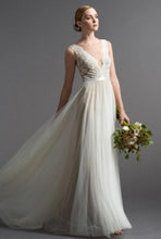 Load image into Gallery viewer, Watters &#39;Santina&#39; size 0 used wedding dress front view on model
