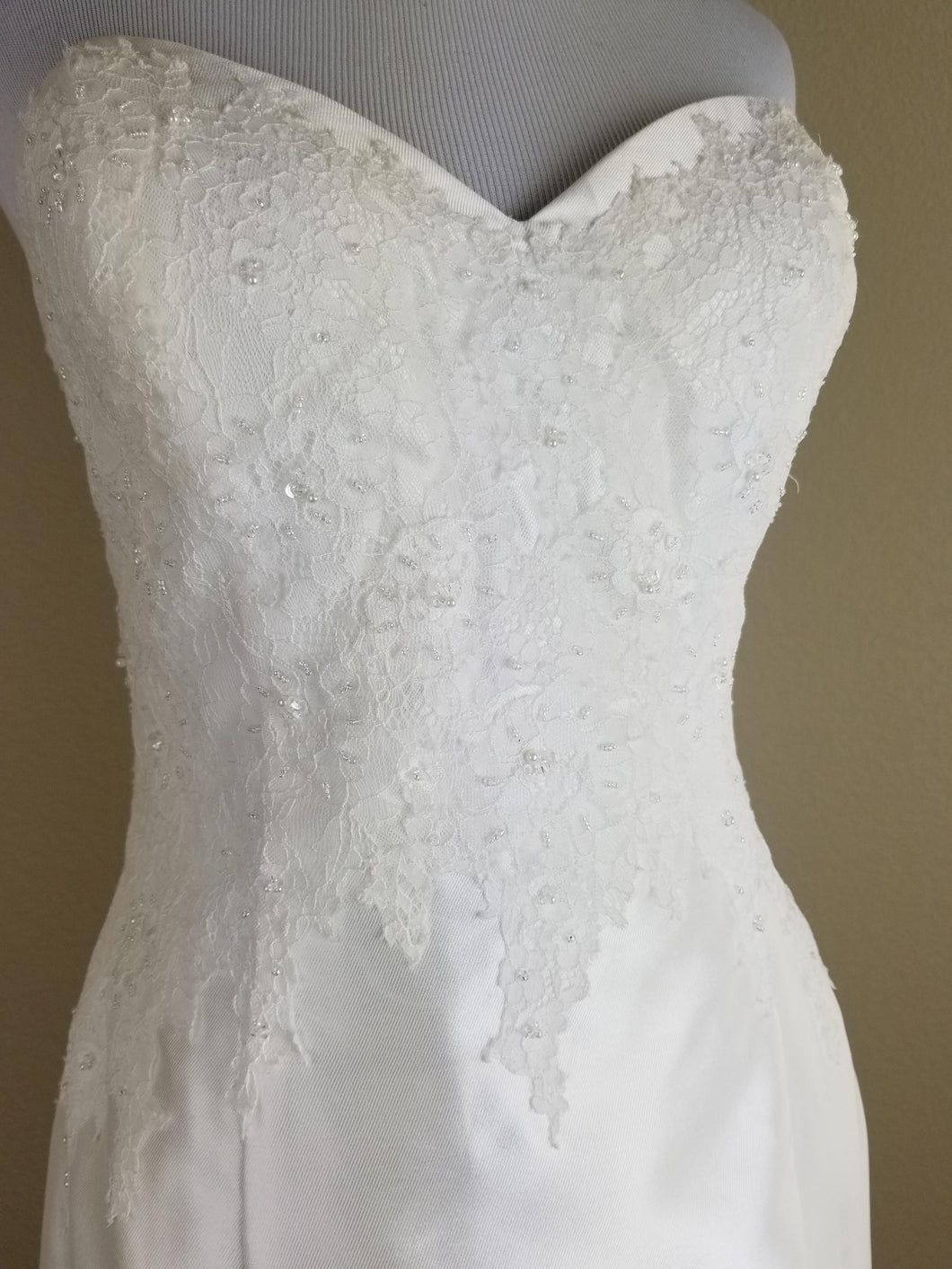 Alfred Angelo '400 Diamond White' size 10 new wedding dress front view on mannequin