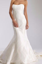 Load image into Gallery viewer, Tulle &#39;Scarlett&#39; size 4 used wedding dress front view on model
