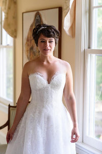 Oscar de la Renta '44E07' size 4 sample wedding dress front view on bride