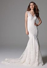 Load image into Gallery viewer, Watters &#39;Somerset&#39; size 0 used wedding dress front view on model
