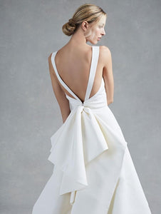 Oscar de la Renta 'Hayden' size 4 used wedding dress back view on model