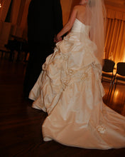 Load image into Gallery viewer, Monique Lhuillier &#39;Camelot&#39; size 8 used wedding dress side view on bride
