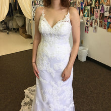 Load image into Gallery viewer, Casablanca &#39;1975&#39; size 6 new wedding dress front view on bride

