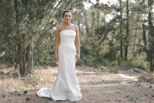 Load image into Gallery viewer, Le Spose Di Gio &#39;CL-12 or R15&#39; size 4 used wedding dress front view on bride
