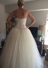 Load image into Gallery viewer, Vera Wang White &#39;Strapless Ivory&#39; size 4 new wedding dress back view on bride
