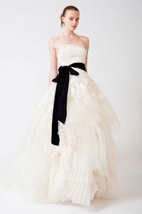 Vera Wang Chantilly Lace Eliza Wedding Dress - Nearly Newlywed Wedding Dress Shop - Nearly Newlywed Bridal Boutique - 1