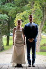 Load image into Gallery viewer, Oscar de la Renta &#39;Caroline&#39; size 4 used wedding dress front view on bride
