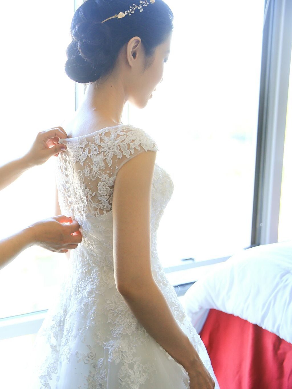 Pronovias 'Mia' size 2 used wedding dress side view on bride