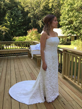 Load image into Gallery viewer, Augusta Jones &#39;Strapless&#39; size 8 used wedding dress side view on bride
