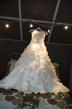Load image into Gallery viewer, Jim Hjelm &#39;8962&#39; - Jim Hjelm - Nearly Newlywed Bridal Boutique - 1
