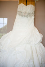 Load image into Gallery viewer, Demetrios Sweetheart Gown - Demetrios - Nearly Newlywed Bridal Boutique - 2
