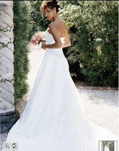 Load image into Gallery viewer, David&#39;s Bridal &#39;Michaelangelo&#39; - David&#39;s Bridal - Nearly Newlywed Bridal Boutique - 4
